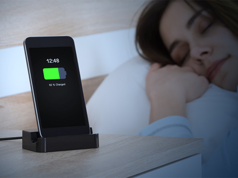 Không nên sạc iPad hoặc điện thoại qua đêm